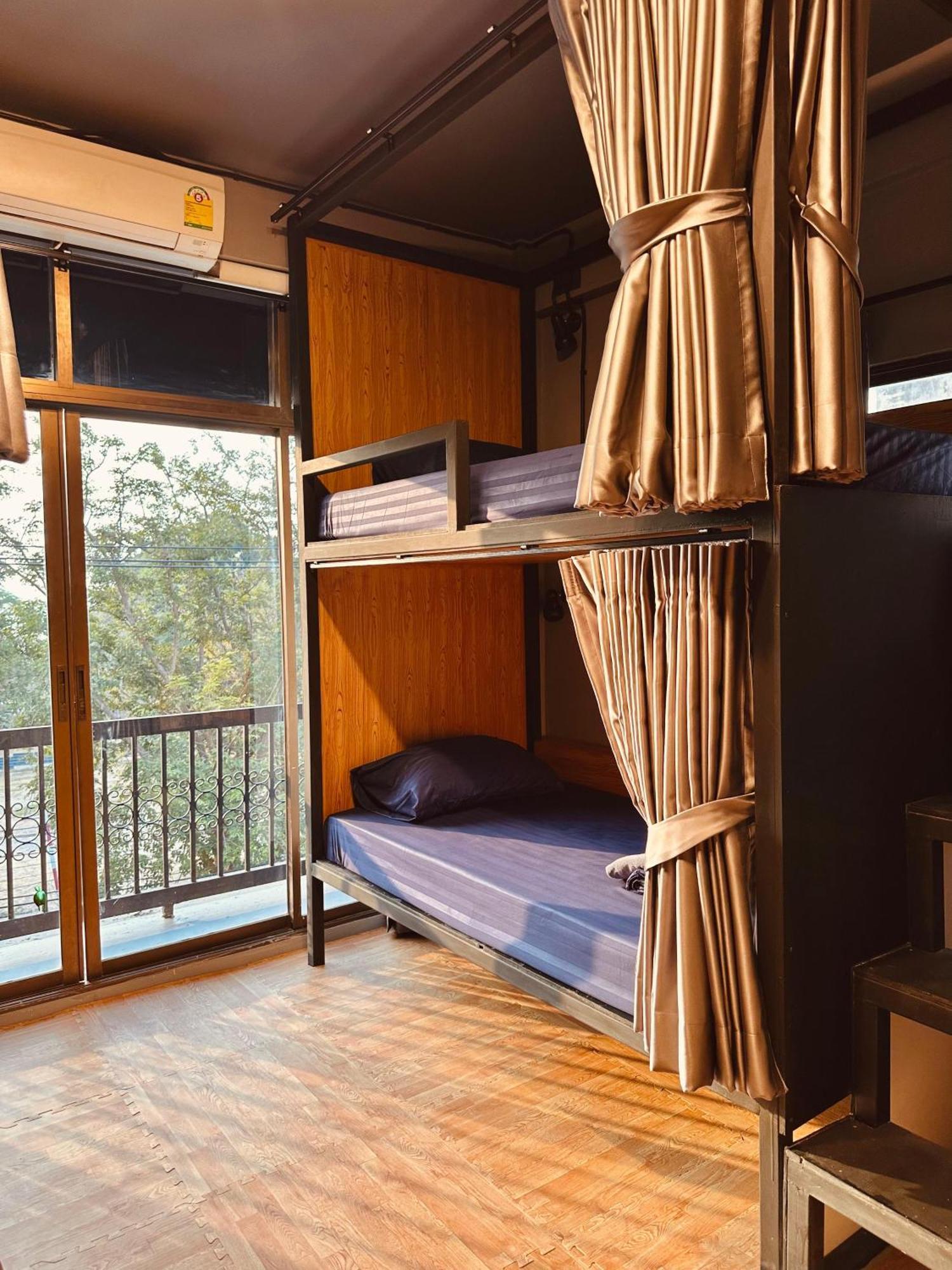 Hostel Friends Station & Cafe Паттайя Экстерьер фото